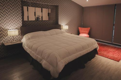1 queen bed, 1 sofa bed