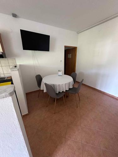 Apartment image 8