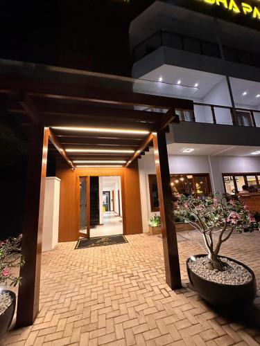 入口, Aloha Palace Hotel in 日若卡迪熱里科阿科阿拉