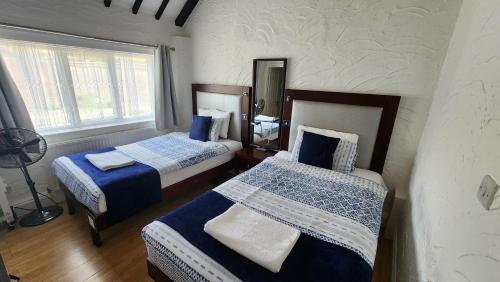 Gatwick Castle B&B Room Type - Twin Room with Private Bathroom