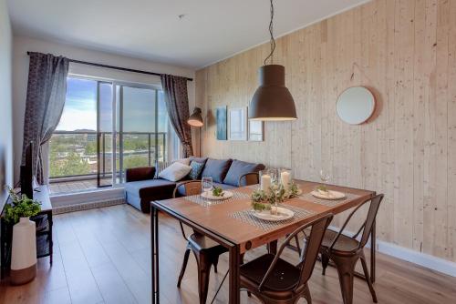 One-Bedroom Apartment with Balcony and Mountain View   image 4