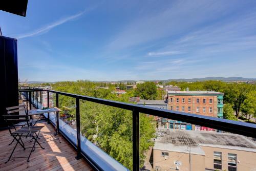One-Bedroom Apartment with Balcony and Mountain View   image 2