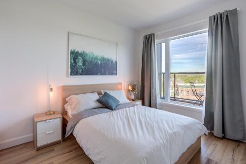 One-Bedroom Apartment with Balcony and Mountain View   image 1