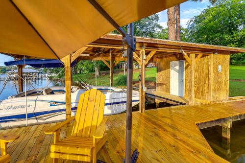 Beautiful Lake Sinclair Retreat with Dock and Deck! in มิลเลจวิลล์ (GA)