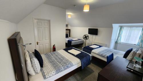Gatwick Castle B&B Room Type - Triple Room with Private Bathroom