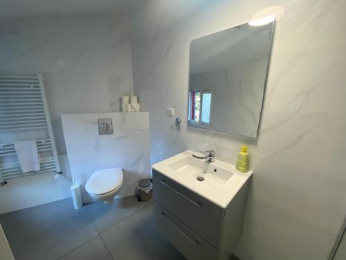 Bathroom, La Petite Auberge de Strasbourg in Strasbourg