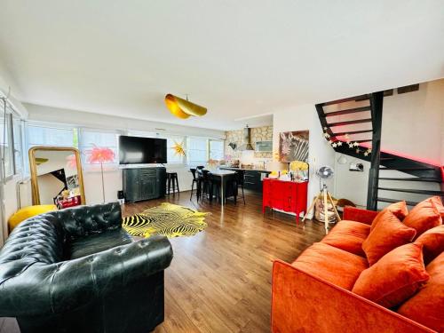 Loft atypique 130 m2 Clim patio couvert et terrasse pkg privé inclus gratuit tram à 5mn à pied un accès direct au centre-ville, Bordeaux