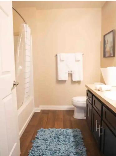 Cozy King 2 bedroom at Easton near Airport in Columbus, USA