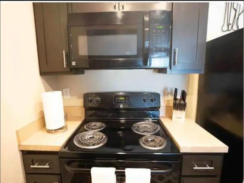 Cozy King 2 bedroom at Easton near Airport in Columbus, USA