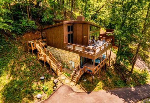 Modern Cabin with King Beds, Fire pit, Hot tub & 5 miles to Dollwd in Sevierville, USA