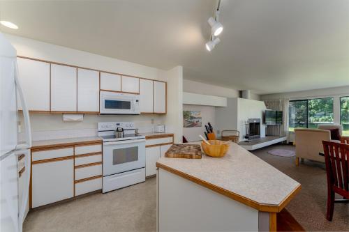 virtuve, Tennis Village at Wapato Point Resort in Mensona (WA)