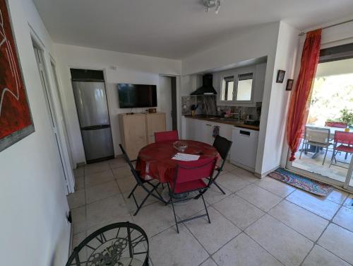 Facilities, Calme mais proche toutes activites, F3 avec parking, jardin, piscine, wifi, clim dans propriete priv in Agde City Center