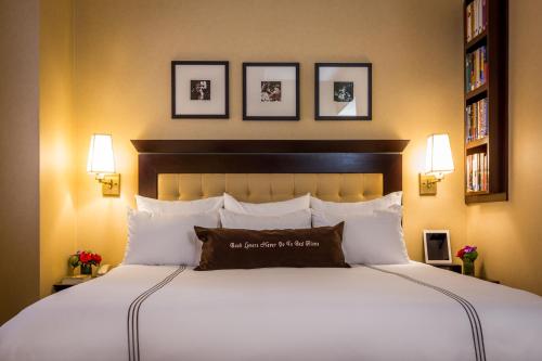 Deluxe Room with One King Bed image 5