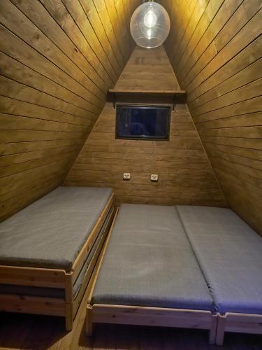 2 twin beds