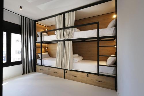 BLACK AND WHITE Hostel Palamós (BLACK AND WHITE Hostel Palamos) in 帕拉莫斯