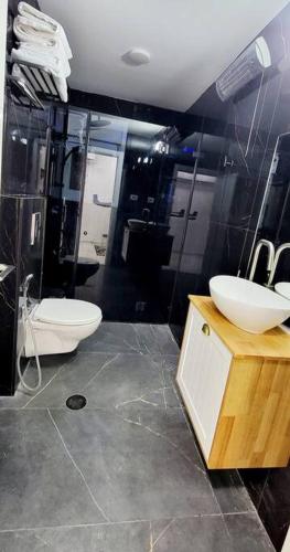 Dušas, Modern Apartment in Ramat Gan Next to Sheba in Priemiestis/oro uostas