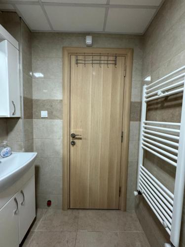 Modern 2-Bedroom Apartment with Private Garage Skopje, Skopje (photo 11)