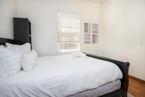 Beverly Hills Boulevard Luxe 1-BR for 4 Guests in Los Angeles, USA