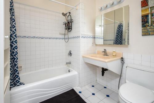 Beverly Hills Boulevard Luxe 1-BR for 4 Guests in Los Angeles, USA