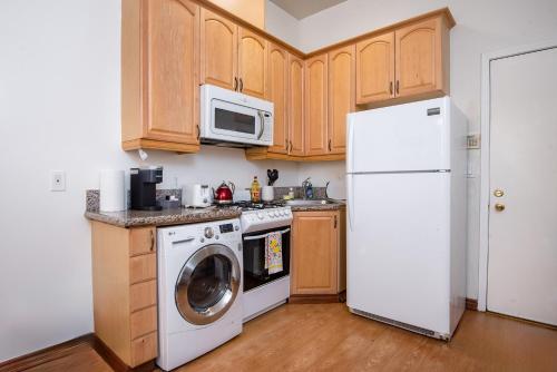 Beverly Hills Boulevard Luxe 1-BR for 4 Guests in Los Angeles, USA
