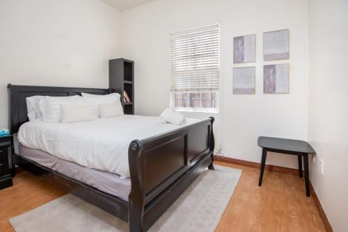 Beverly Hills Boulevard Luxe 1-BR for 4 Guests in Los Angeles, USA