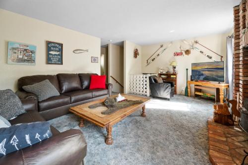 Bear Creek Inn - Billiards and slope views! Spacious home near the slopes! in Big Bear Lake, USA
