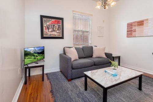 Luxury in Beverly Hills 1-BR Haven for 4 in Los Angeles, USA