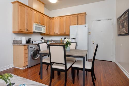Luxury in Beverly Hills 1-BR Haven for 4 in Los Angeles, USA