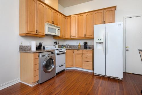 Luxury in Beverly Hills 1-BR Haven for 4 in Los Angeles, USA