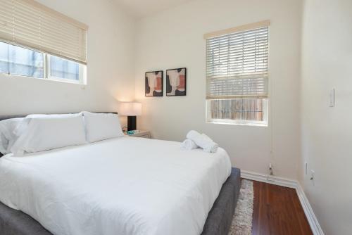Luxury in Beverly Hills 1-BR Haven for 4 in Los Angeles, USA