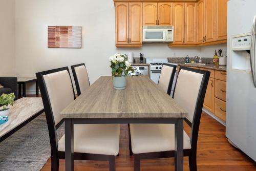 Luxury in Beverly Hills 1-BR Haven for 4 in Los Angeles, USA