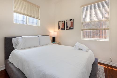 Luxury in Beverly Hills 1-BR Haven for 4 in Los Angeles, USA