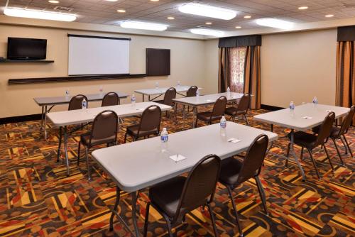 Hampton Inn Steubenville - image 13