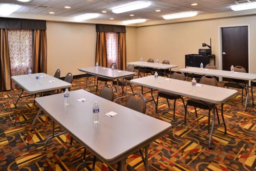 Hampton Inn Steubenville - image 11