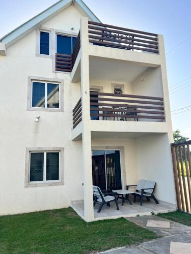 Exterior view, Crusoe Escape Villa in Crown Point