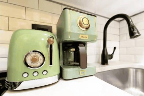 The Green Room: 70s Groove Themed Studio near Frick Collection