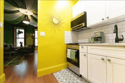 The Green Room: 70s Groove Themed Studio near Frick Collection