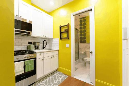 The Green Room: 70s Groove Themed Studio near Frick Collection