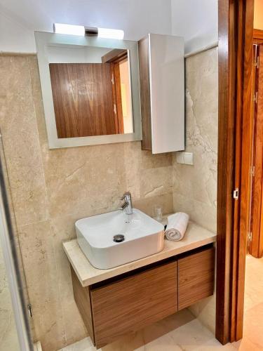 Appartement Luxueux avec Piscine 10 minutes du centre ville - image 9