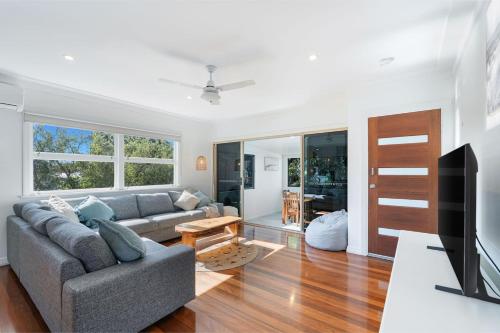 'Highview' Queensland Coastal Charm steps from Beach