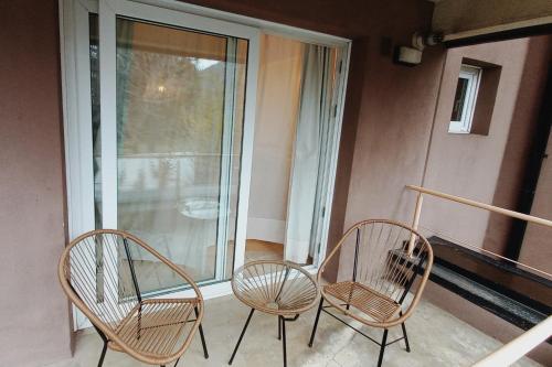 One-Bedroom Apartment image 8