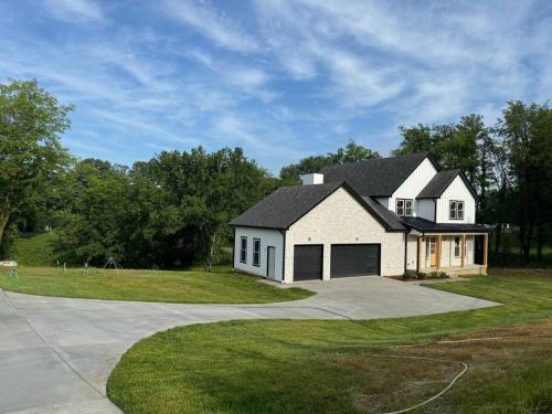 Luxury Home 4B, 3B Sleeps 18 25min to Nashville — other in 337 Vanderbilt Road, Greenlawn United States, TN 37122