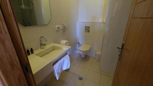 Standard Twin Room image 2
