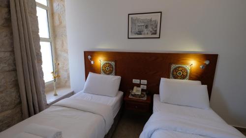 Standard Twin Room image 1