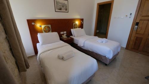 Standard Twin Room image 3