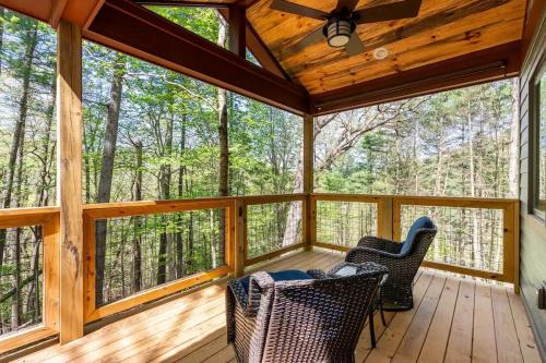 Oak Treehouse Cabin Rustic Luxury Near Asheville in Marshall, USA