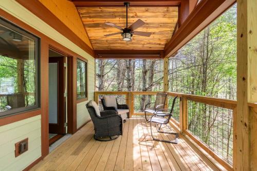 Maple Treehouse Cabin - Rustic Luxury Near Asheville in Marshall, USA
