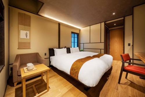 Superior Twin Room image 9