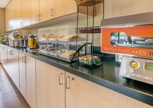 อาหารและเครื่องดื่ม, Ramada by Wyndham Kingston in คิงสตัน (ON)