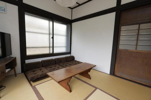 FTH maroon 4min to station